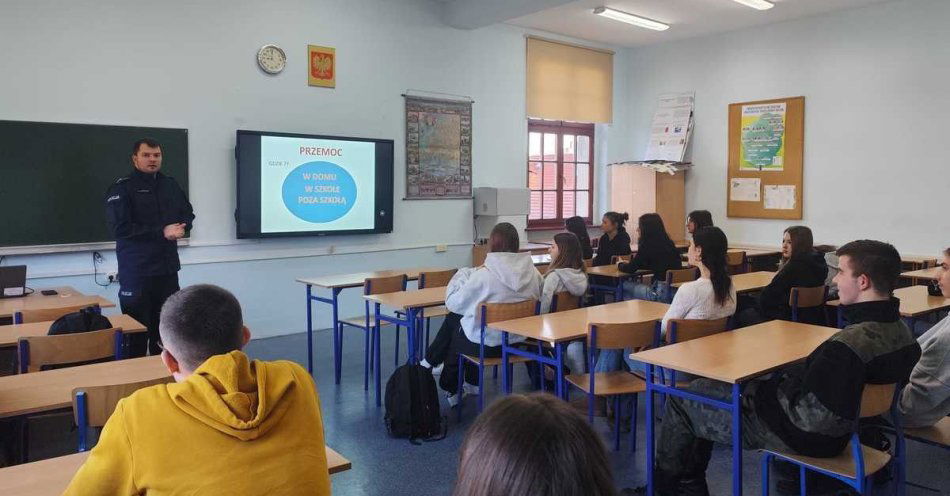 zdjęcie: Profilaktyka przemocy w liceum w Strzegomiu poruszyła uczniów / fot. KPP w Świdnicy