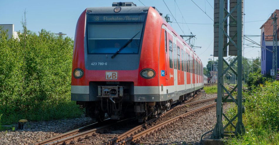 zdjęcie: Dwie osoby ranne w zderzeniu auta z pociągiem (aktl.) / v6658971