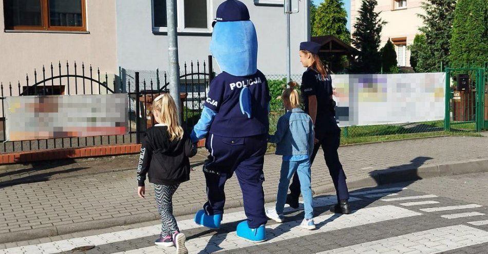 zdjęcie: Nauka zasad ruchu drogowego z Polfinkiem / fot. KWP w Bydgoszczy