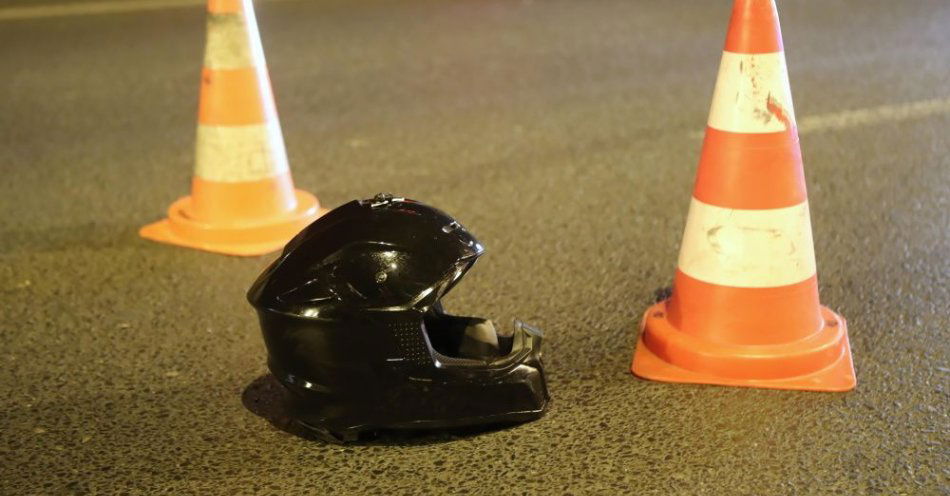 zdjęcie: Śląskie: motocyklista zginął na drodze nr 924 / Łódź, 20.06.2021. Miejsce zderzenia motocykla z samochodem osobowym, do którego doszlo w nocy z 19 na 20 bm. na skrzyżowaniu ulicy Pojezierskiej z Aleją Włókniarzy w Łodzi. W wyniku wypadku śmierć ponieśli kierujący samochodem osobowym i motocyklista, pasażerka samochodu trafiła do szpitala. (rz/amb) PAP/Roman Zawistowski