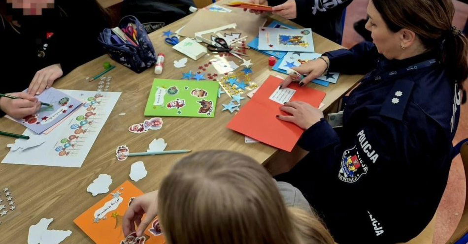 zdjęcie: Uczniowie wysyłają kartki świąteczne policjantom na misjach / fot. KMP Białystok
