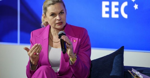 Nowacka: wpłynęło ponad 100 stron uwag do projektu o zakazie smartfonów w szkołach