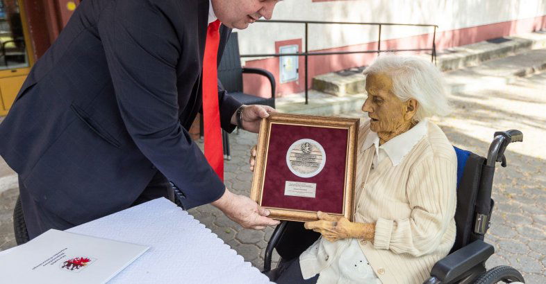 zdjęcie: Medal dla stuletniej mieszkanki Grudziądza / fot. nadesłane