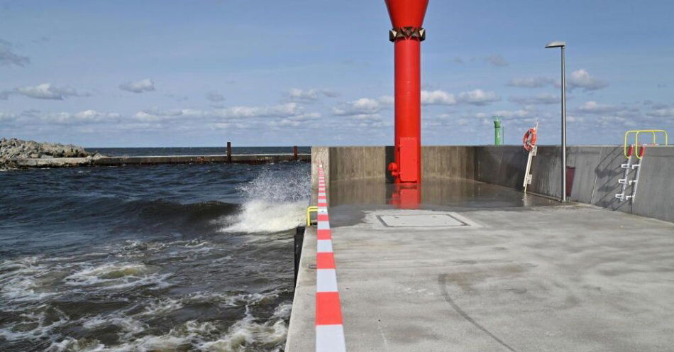 zdjęcie: Cofka wdarła się na bulwary portowe w Ustce i Mrzeżynie / fot. PAP