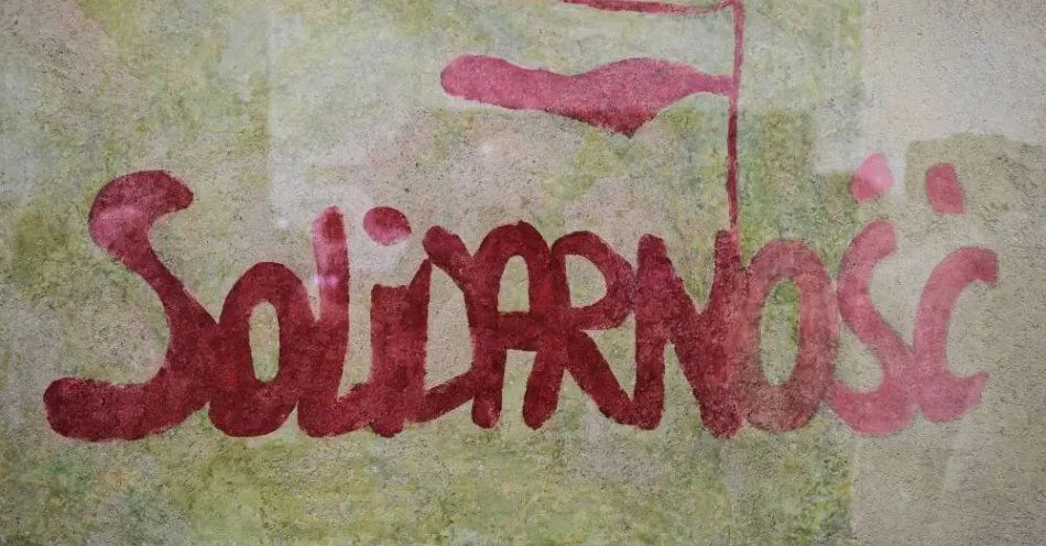 zdjęcie: Politolog: „Solidarność” była ostatnim totalnym zrywem XX wieku / Rzeszów, 31.09.2018. Prezentacja napisu „Solidarność” miejscowym Oddziale Instytutu Pamięci Narodowej w Rzeszowie, 31 bm. Jego prawdopodobnym autorem jest Stanisław Simoni. Wiosną ub. roku słynne logo NSZZ „Solidarność” odkryto na ścianie jednej z cel w Zakładzie Karnym w Łupkowie w Bieszczadach, który w okresie stanu wojennego był ośrodkiem internowania. (dd/dw) PAP/Darek Delmanowicz