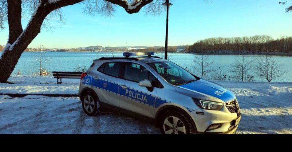 zdjęcie: Policjanci przestrzegają przed wchodzeniem na zamarznięte stawy i jeziora- Wczoraj w Łyśniewie mogło dojść do tragedii. / fot. KPP w Kartuzach