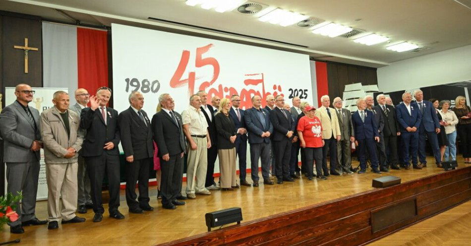 zdjęcie: Działaczom opozycji antykomunistycznej wręczono Krzyże Wolności i Solidarności / fot. PAP