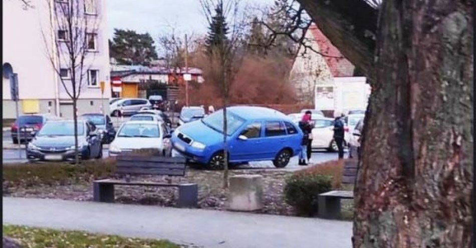 zdjęcie: Nietypowe parkowanie w centrum Kamienia Pomorskiego / fot. KPP w Kamieniu Pomorskim