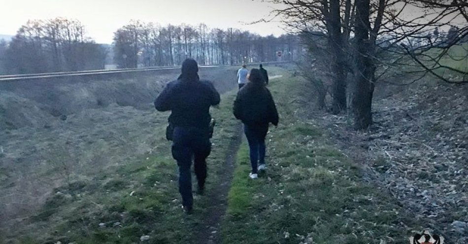 zdjęcie: Każde zgłoszenie traktujemy poważnie i wyciągamy pomocną dłoń. Tym razem pozytywnie zakończone poszukiwania  zaginionej 28-latki / fot. KMP w Wałbrzychu