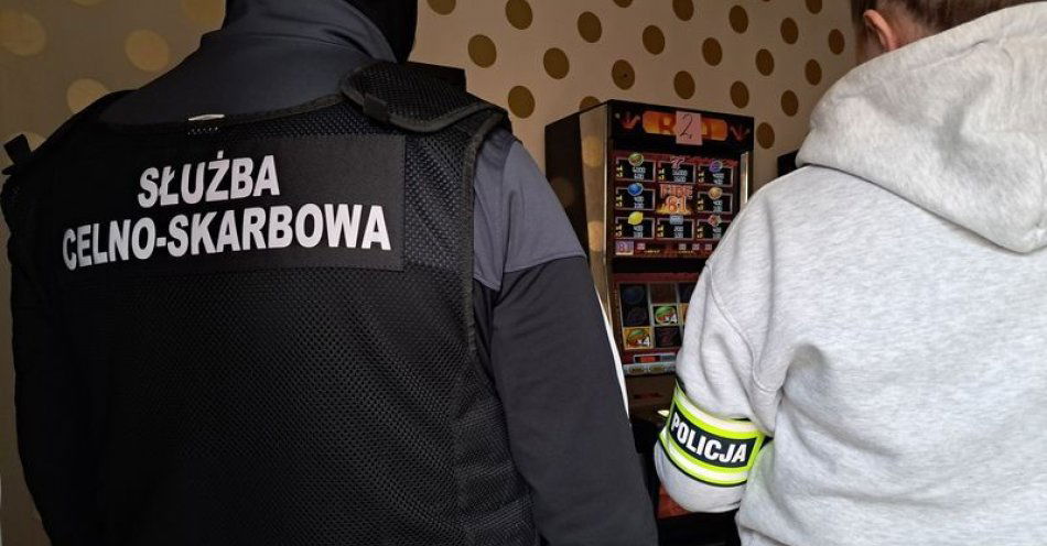 zdjęcie: Kwidzyńscy policjanci i funkcjonariusze KAS zlikwidowali kolejne nielegalne automaty do gier / fot. KPP w Kwidzynie