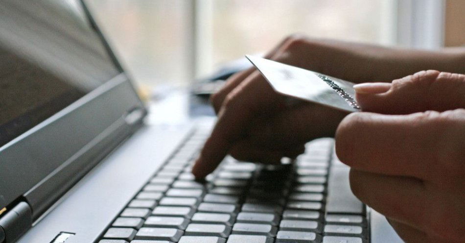 zdjęcie: Ekspert: fałszywe inwestycje, deepfake i „muły finansowe” - tak działają gangi cyberoszustów / Laptop i karta kredytowa.
Laptop przenośny z kartą kredytową.
pap/belga PAP/EPA