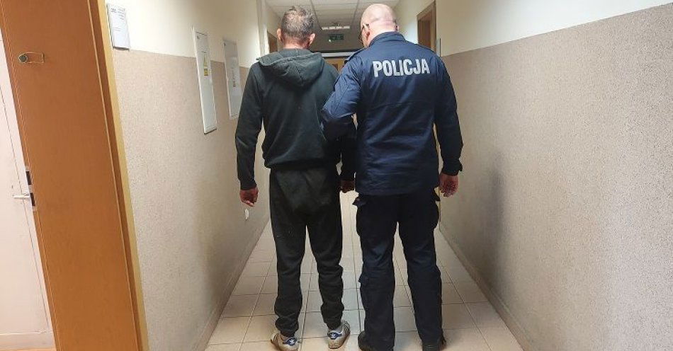 zdjęcie: Pijany spowodował kolizję, chciał wręczyć policjantom łapówkę i miał przy sobie narkotyki / fot. KPP w Kutnie