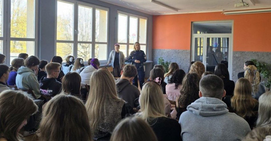 zdjęcie: Hejt rani jak przemoc uczniowie liceum rozmawiali z policją / fot. KMP w Świętochłowicach