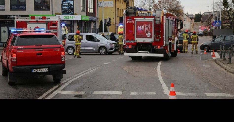 zdjęcie: Kobieta wjechała na czerwonym i przewróciła auto / fot. KMP w Ostrołęce Miejsce wypadku drogowego, widok pracujących służb