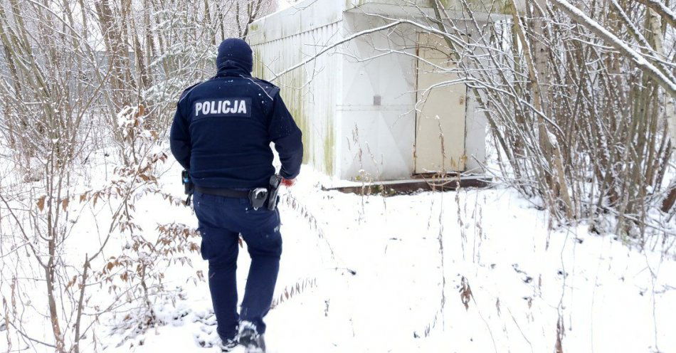 zdjęcie: Akcja gorlickich policjantów uchronić przed wychłodzeniem” / fot. KMP w Gorlicach