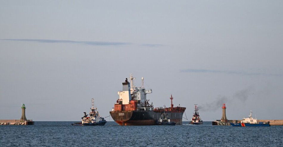 zdjęcie: Po 8 latach statek Khatanga opuszcza port w Gdyni / fot. PAP