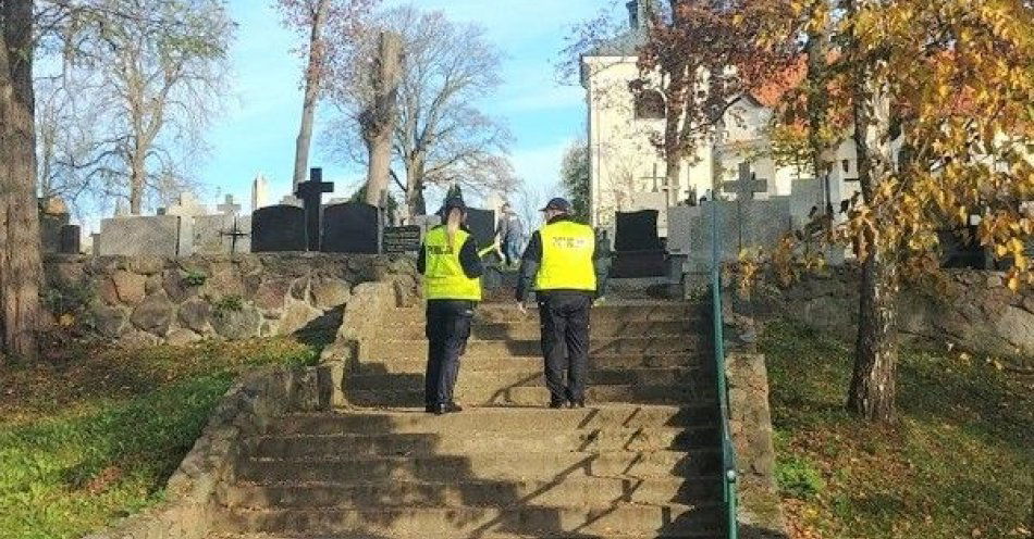 zdjęcie: Porządkując groby bliskich – uważajmy na kradzieże / fot. KPP w Pułtusku
