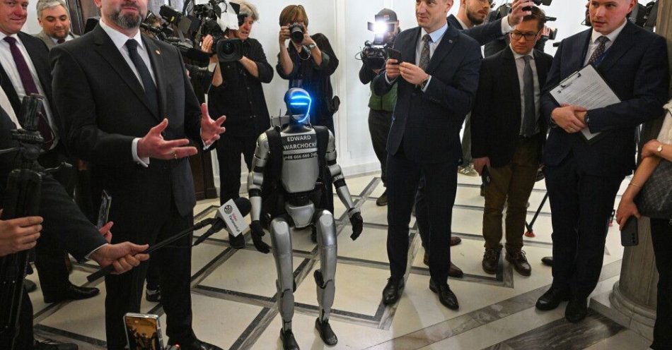 zdjęcie: Sejm: w konferencji Konfederacji o nowoczesnych technologiach udział wziął... robot humanoidalny / Warszawa, 25.03.2026. Robot humanoidalny Edward Warchocki (C) w Sejmie, 25 bm. (ad) PAP/Radek Pietruszka