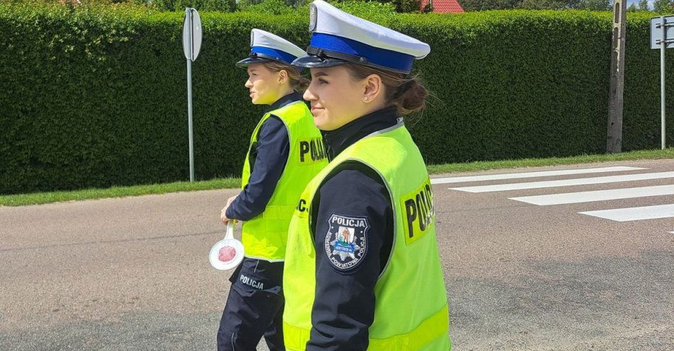 zdjęcie: Cykliczne kontrole objazdów na Mierzeję Wiślaną - policjanci dbają o bezpieczeństwo podróżnych / fot. KPP w Nowym Dworze Gdańskim