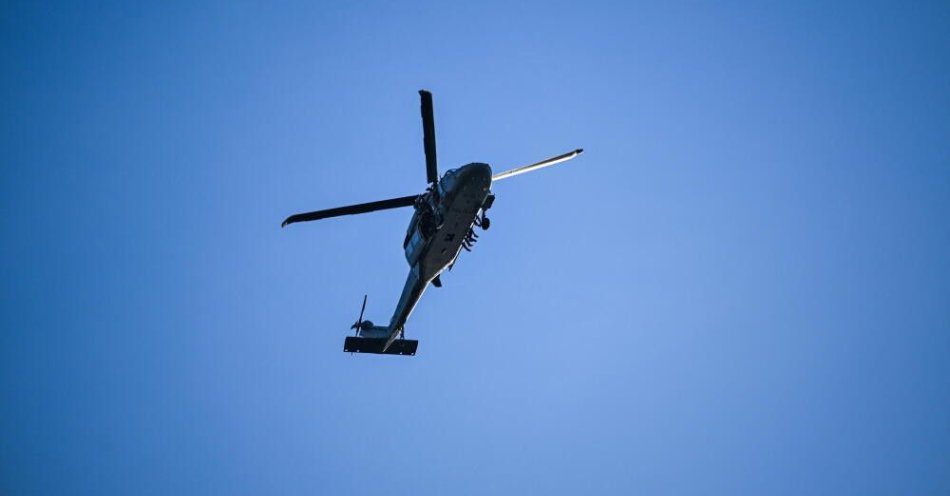 zdjęcie: Policyjny śmigłowiec ma wspierać służby na Warmii i Mazurach / Kraków, 27.01.2025. Śmigłowiec Lotnictwa Policji nad siedzibą Centrum Społeczności Żydowskiej w Krakowie, 27 bm. W budynku odbędzie się spotkanie z udzi. króla Wielkiej Brytanii Karola III. Brytyjski monarcha uczestniczy w obchodach 80. rocznicy wyzwolenia niemieckiego nazistowskiego obozu koncentracyjnego i zagłady Auschwitz-Birkenau. 27 stycznia obchodzony jest jako Międzynarodowy Dzień Pamięci o Ofiarach Holokaustu. Tego dnia 80 lat temu Armia Czerwona wyzwoliła obóz Auschwitz. (doro) PAP/Dar