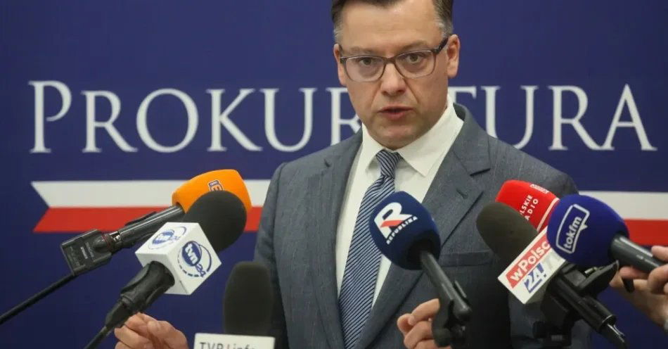 zdjęcie: Prokuratura: śledztwo ws. tzw zdrady dyplomatycznej w związku z katastrofą smoleńską umorzone w całości / Warszawa, 05.08.2026. Rzecznik prasowy Prokuratury Krajowej, prokurator Przemysław Nowak (L) podczas konferencji prasowej w Warszawie, 5 bm. Briefing dot. umorzenia śledztwa dotyczącego tzw. zdrady dyplomatycznej w związku ze współpracą z Federacją Rosyjską przy badaniu katastrofy smoleńskiej. (mr) PAP/Leszek Szymański