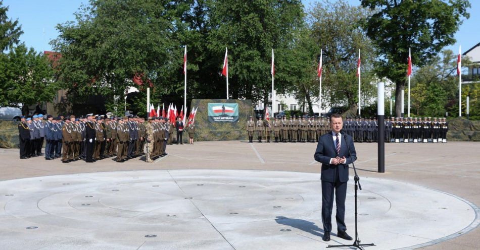 zdjęcie: Szef MON zachęca cywilnych pracowników wojska, by zostawali żołnierzami / fot. PAP