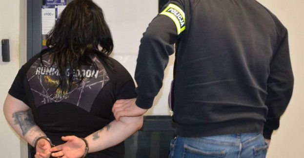 Zatrzymana pracownica sklepu, który kradła z kasy pieniądze za zwroty butelek.