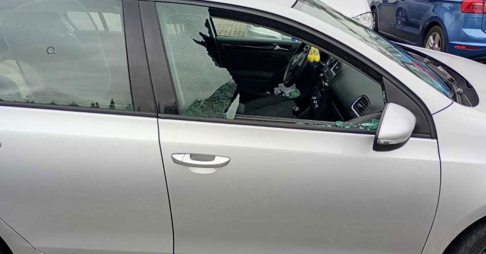 zdjęcie: Policjant wybił szybę w samochodzie, by ratować 1,5 roczne dziecko / fot. KPP Mogilno