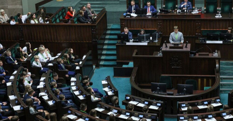 zdjęcie: Młodzi chcą wiedzieć, jak załatwiać sprawy w urzędzie / fot. PAP