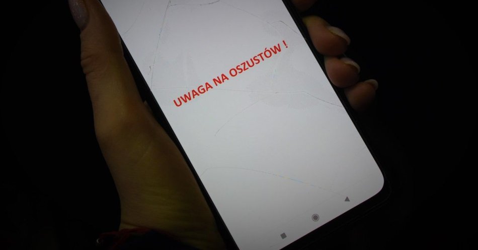 zdjęcie: Miały być nowe telefony ... jest pusty portfel i części do obudowy głośnika / fot. KMP Łomża