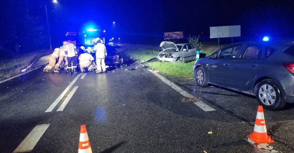 zdjęcie: W Krępie Kaszubskiej czołowo zderzyły się ze sobą dwa samochody. Policjanci wyjaśniają okoliczności wypadku / fot. KPP w Lęborku