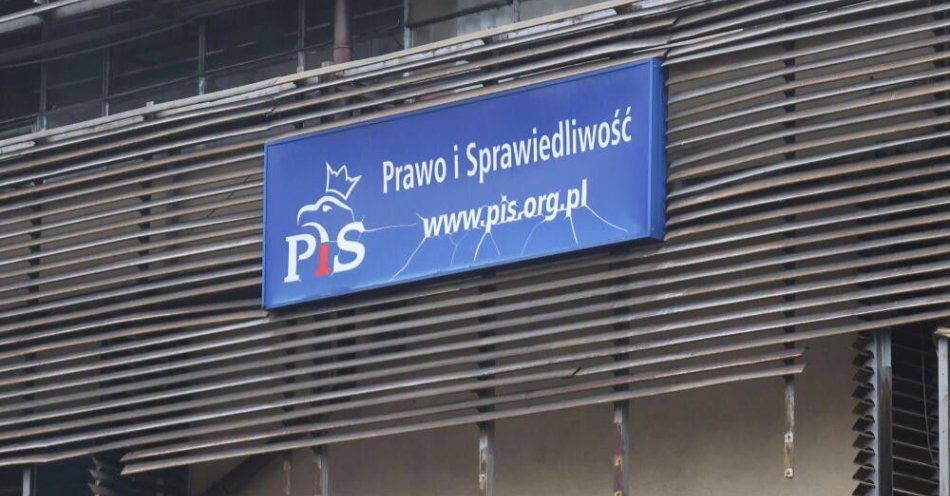 zdjęcie: Sondaż dla wp.pl: prawie 54 proc. wciąż wierzy w stabilność PiS / Warszawa, 18.12.2025. Siedziba PiS w Warszawie. (awol) PAP/Albert Zawada