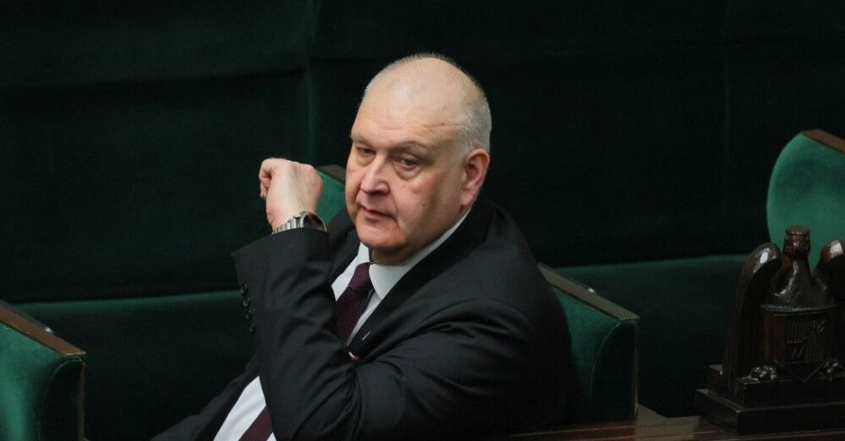 zdjęcie: Wiceszef MS: przekroczenie terminu przy wyborze Bogdana Święczkowskiego do TK nie było problemem / Warszawa, 27.02.2026. Prezes Trybunału Konstytucyjnego Bogdan Święczkowski na sali obrad Sejmu, 27 bm. Sejm przyjął poprawki Senatu do ustawy wdrażającej program dozbrajania SAFE oraz uchwałę, która głosi, że Izba, wybierając sędziowski skład do KRS, uwzględni wyniki wyborów dokonanych przez sędziów. (jm) PAP/Paweł Supernak