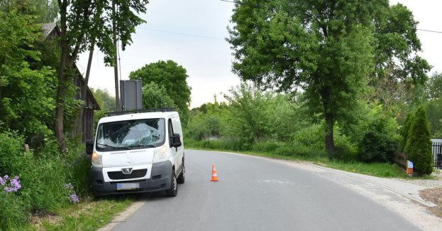 Nietrzeźwy, jadąc rowerem "pod prąd" doprowadził do kolizji z busem