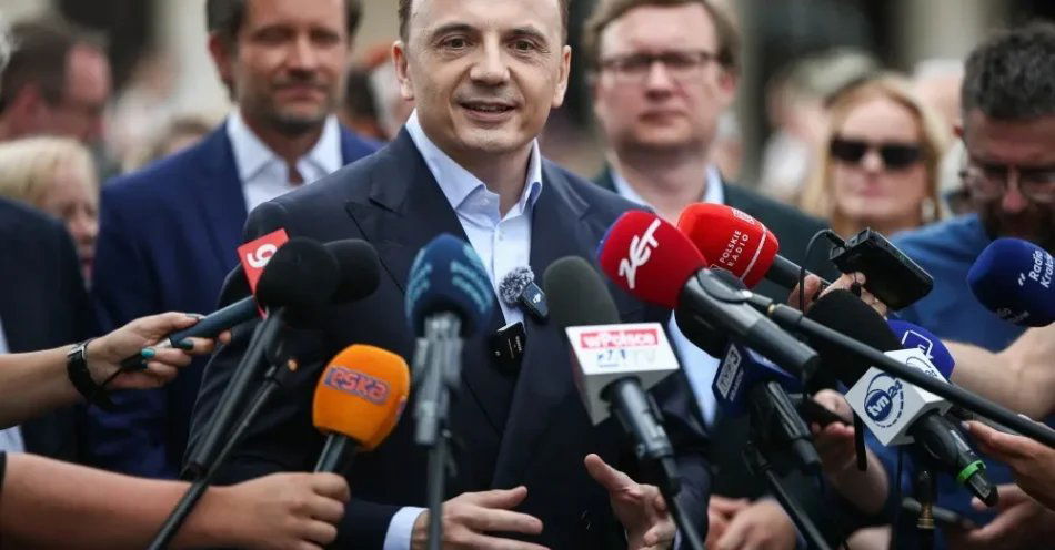 zdjęcie: Kraków: Łukasz Gibała zarejestrowany jako kandydat na prezydenta miasta / Kraków, 07.08.2026. Kandydat na prezydenta miasta, założyciel stowarzyszenia Kraków dla Mieszkańców Łukasz Gibała (C) podczas briefingu prasowego na Rynku Głównym w Krakowie dot. rozpoczęcia kampanii wyborczej, 7 bm. Przedterminowe wybory w Krakowie odbędą się 27 września w związku z majowym referendum, w którym mieszkańcy Krakowa odwołali z funkcji prezydenta Aleksandra Miszalskiego (KO). (jm) PAP/Łukasz Gągulski