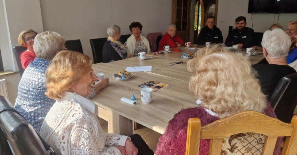 zdjęcie: Policjanci uczą seniorów jak nie dać się oszustom telefonicznym / fot. KMP w Bielsku-Białej