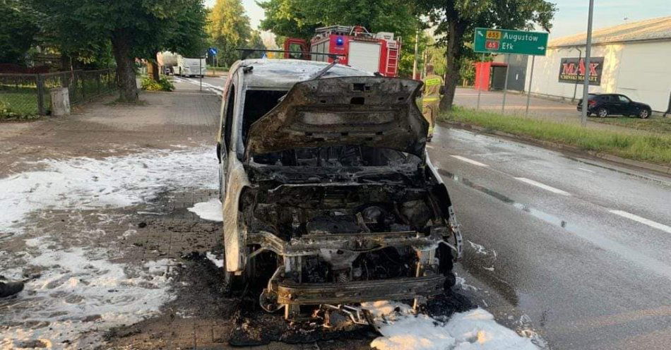 zdjęcie: Samochód zapalił się podczas jazdy / fot. KPP w Olecku