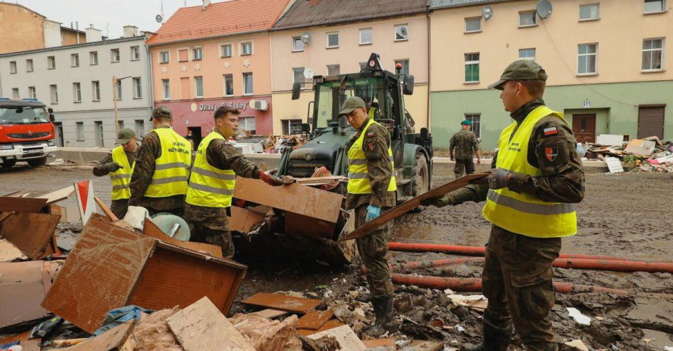 zdjęcie: MF proponuje zwolnienie z podatku dochodowego odszkodowań za zniszczenia powodziowe / fot. PAP