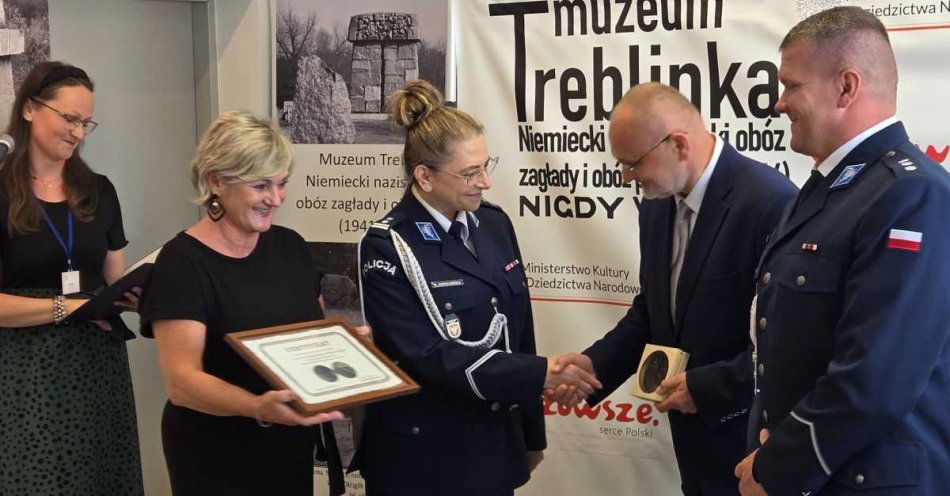 zdjęcie: Komenda Powiatowa Policji w Sokołowie Podlaskim odznaczona medalem „Zasłużony dla Muzeum Treblinka” / fot. KPP w Sokołowie Podlaskim