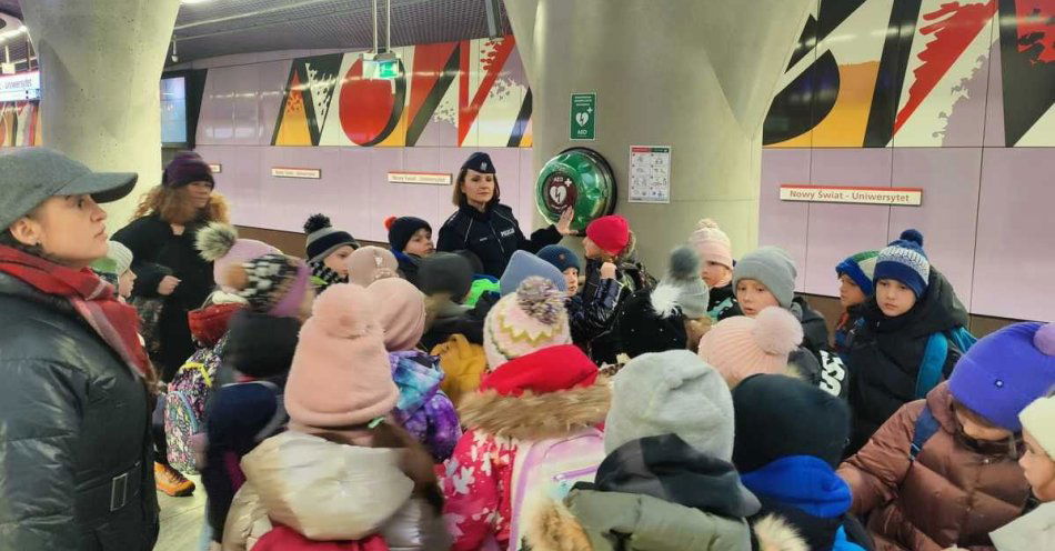 zdjęcie: Policjanci uczą dzieci bezpieczeństwa podczas ferii / fot. KP Metra Warszawskiego Lekcja bezpieczeństwa w metrze