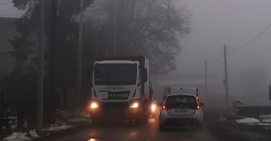 zdjęcie: Gęsta mgła na drogach. Jak zachować bezpieczeństwo / fot. KMP w Nowym Sączu