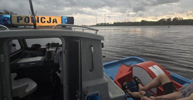 Bydgoscy wodniacy pomogli osobom pływającym na rowerkach wodnych podczas burzy