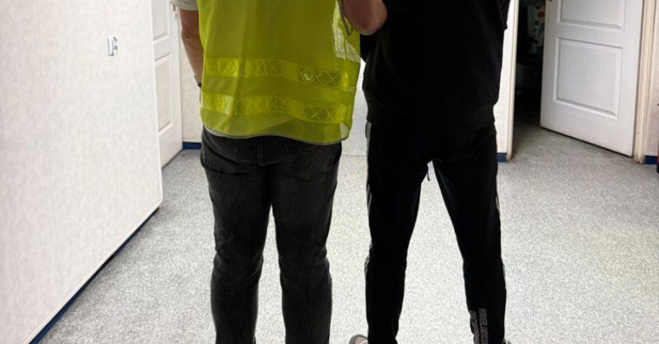 zdjęcie: Ujęto 31 letniego mężczyznę podejrzanego o kradzieże w markecie / fot. KPP w Łowiczu