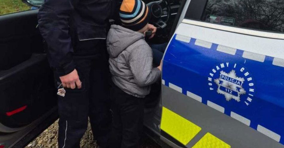 zdjęcie: Przedszkolaki poznają pracę policjanta w Zakroczymiu / fot. KPP w Nowym Dworze Mazowieckim policjanci u przedszkolaków