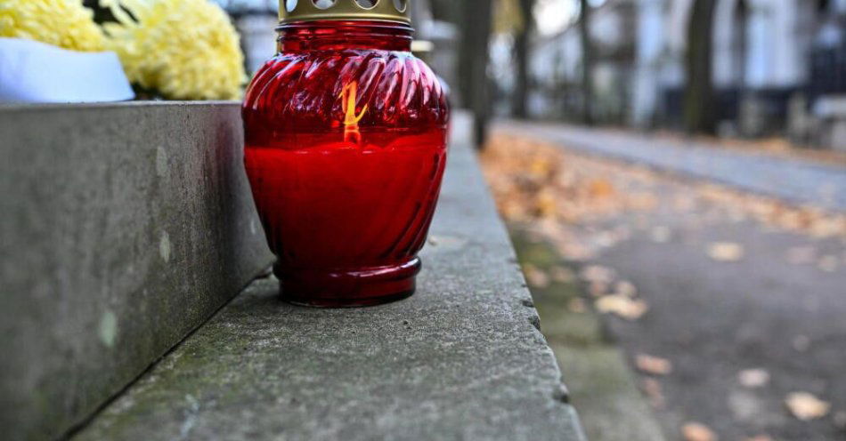 zdjęcie: Od stycznia zasiłek pogrzebowy wzrasta z 4 do 7 tys. zł / Warszawa, 29.10.2025. Cmentarz Powązkowski w Warszawie, przed dniem Wszystkich Świętych, 29 bm. Kościół katolicki obchodzi 1 listopada uroczystość Wszystkich Świętych. Tego dnia Polacy tradycyjnie odwiedzają groby bliskich. (dd/awol) PAP/Darek Delmanowicz