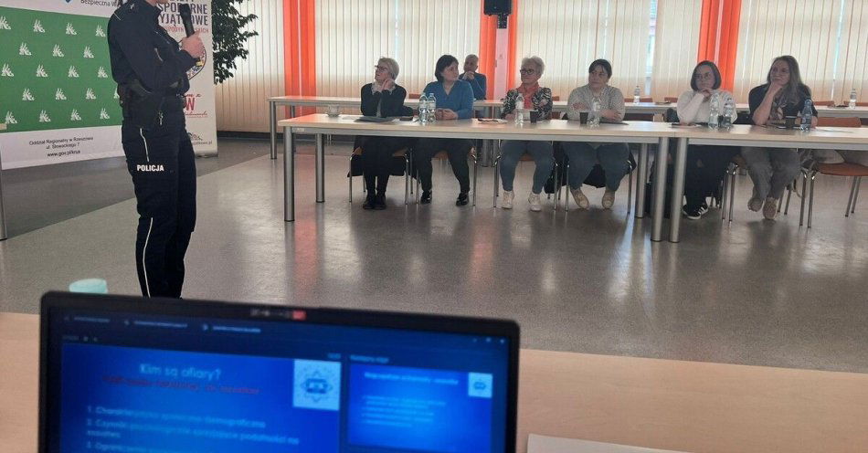 zdjęcie: Policjantki uczą bieszczadzkie gospodynie jak chronić się w sieci / fot. KPP w Lesku