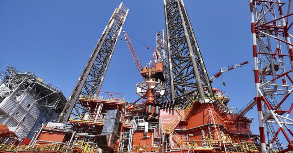 zdjęcie: Dwa rosyjskie myśliwce wykonały niski przelot nad platformą Petrobalticu / fot. PAP