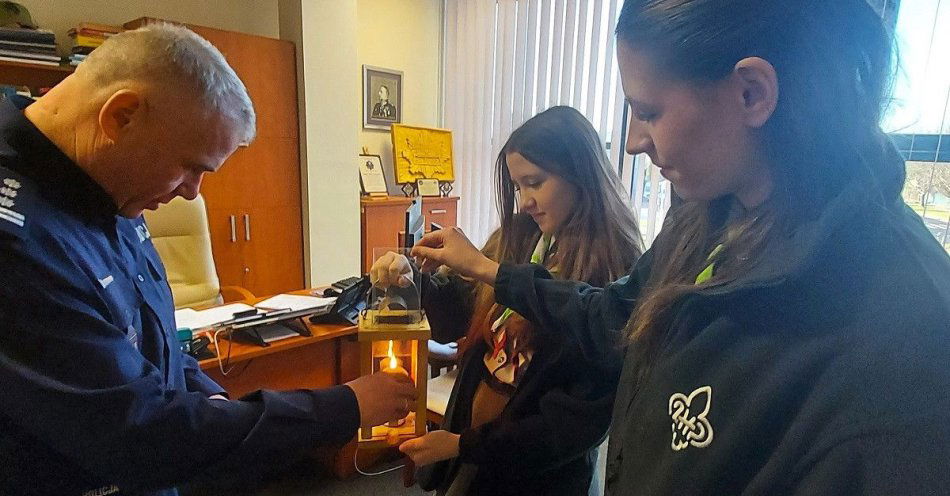 zdjęcie: Harcerki przekazały policji Betlejemskie Światełko Pokoju / fot. KPP w Zduńskiej Woli