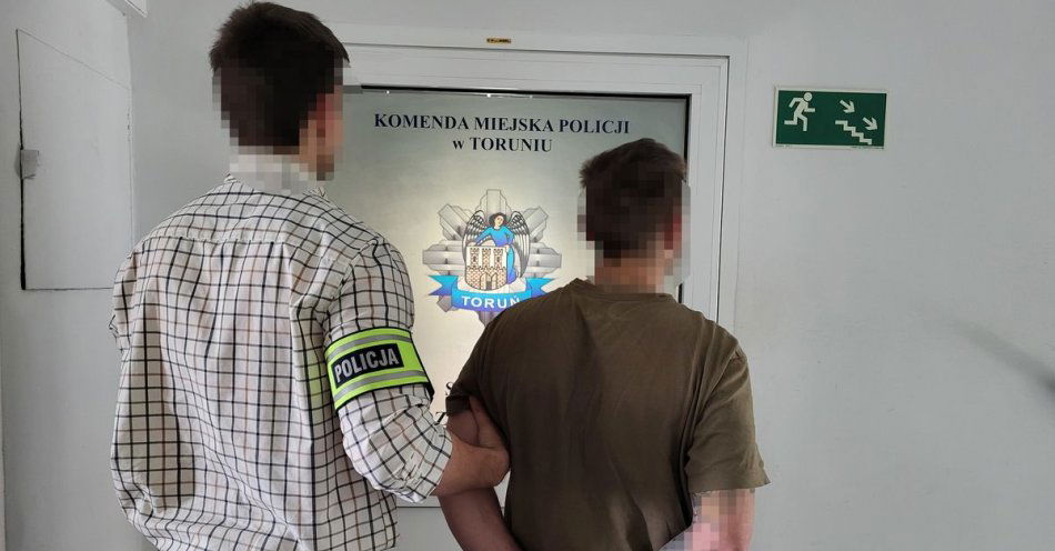 zdjęcie: Ignorował zakaz prowadzenia pojazdów, policjanci w trybie przyspieszonym doprowadzili go przed sąd / fot. KMP w Toruniu