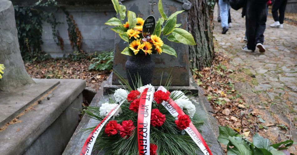 zdjęcie: Policjanci i uczniowie oddali hołd poległym funkcjonariuszom / fot. KMP w Przemyślu fot. KMP Przemyśl